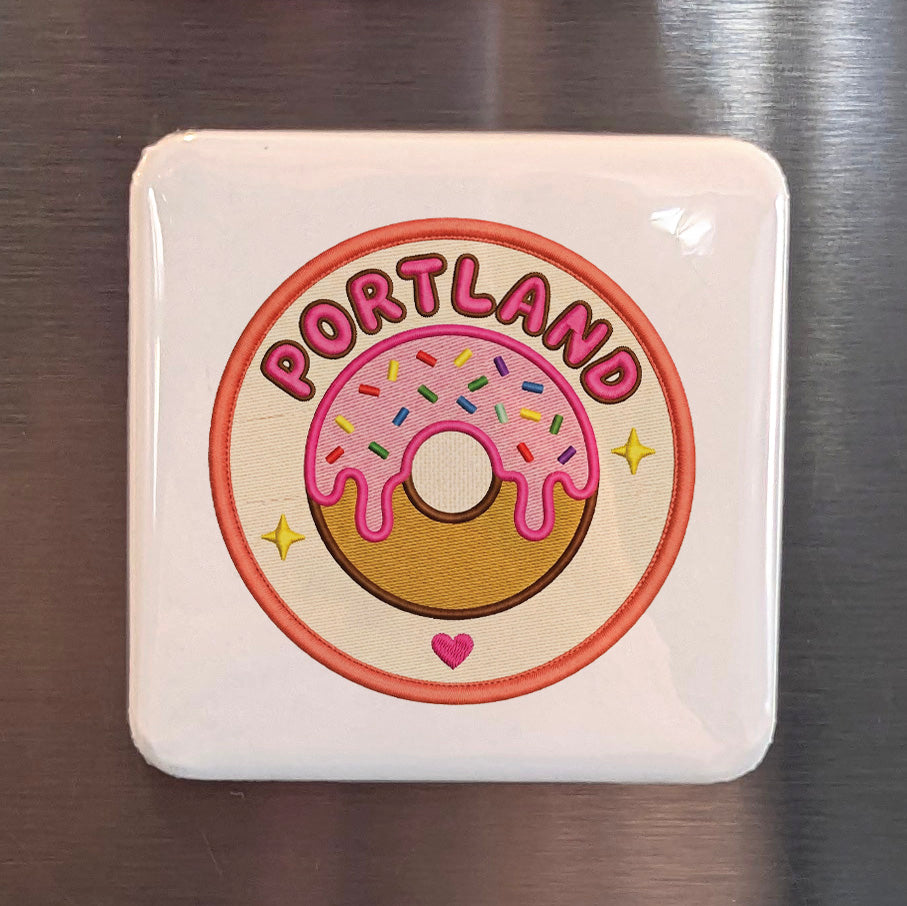 Imán de Portland, Oregón | Ciudad de Voodoo Donut | 2×2 | Hecho en Canadá