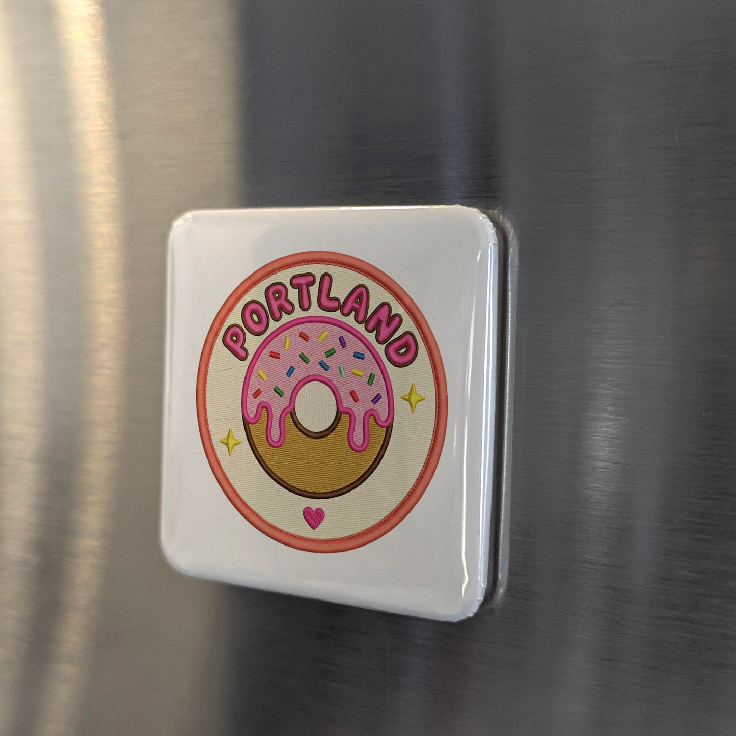 Imán de Portland, Oregón | Ciudad de Voodoo Donut | 2×2 | Hecho en Canadá