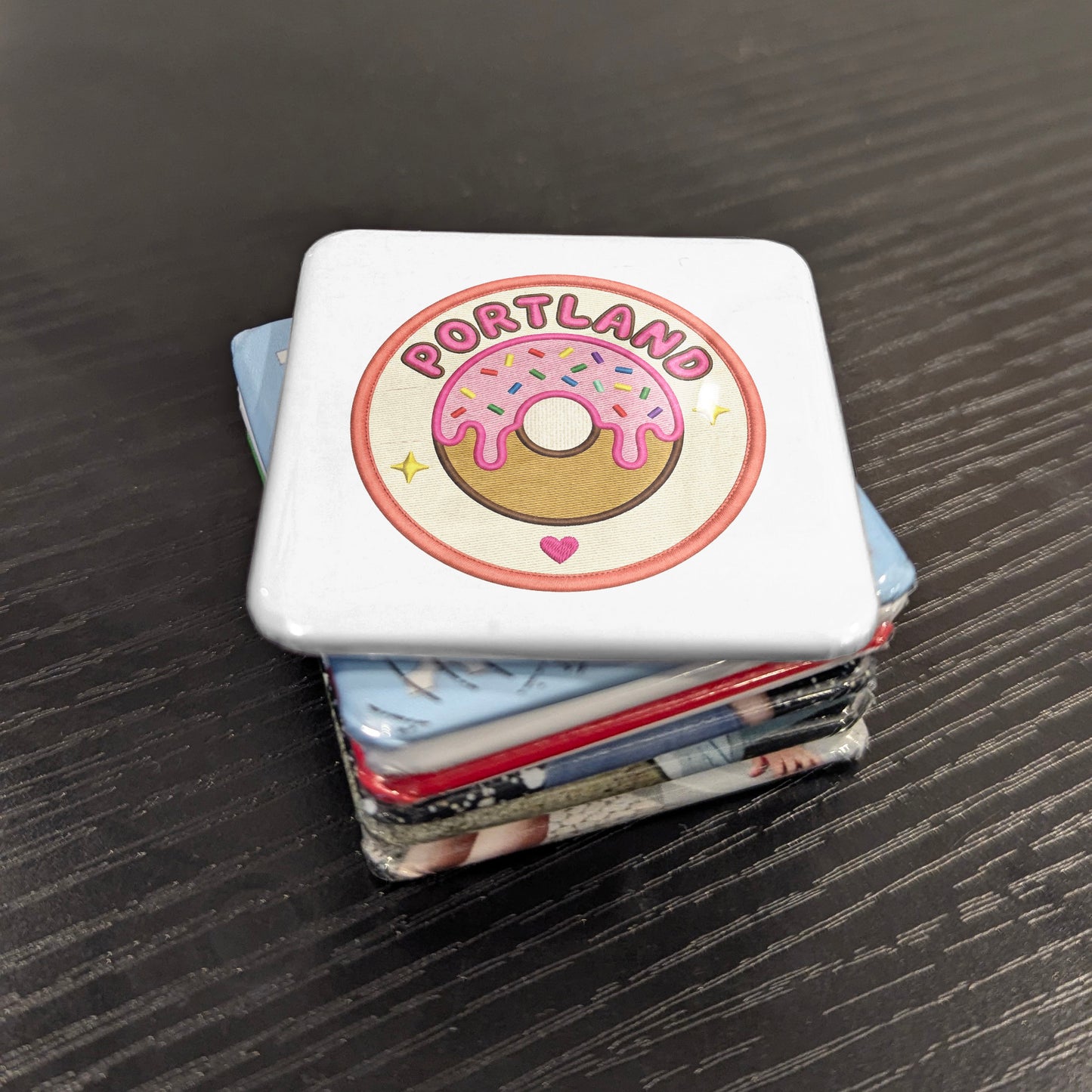 Imán de Portland, Oregón | Ciudad de Voodoo Donut | 2×2 | Hecho en Canadá