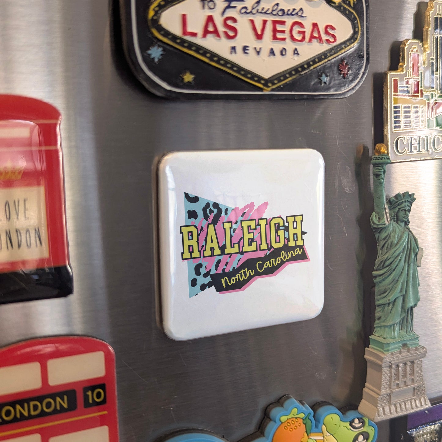 Imán de Raleigh, Carolina del Norte | Retro Glam | 2×2 | Hecho en Canadá