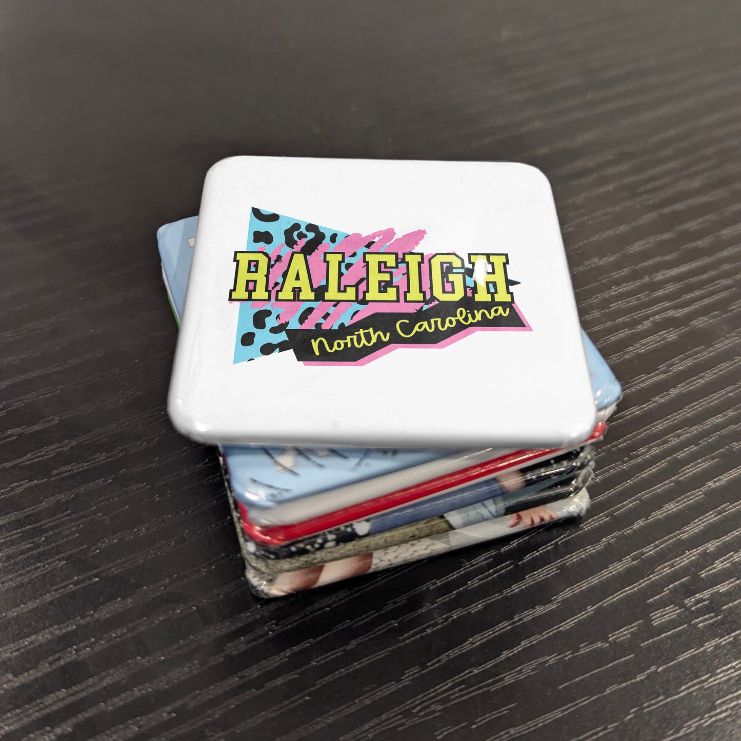 Imán de Raleigh, Carolina del Norte | Retro Glam | 2×2 | Hecho en Canadá